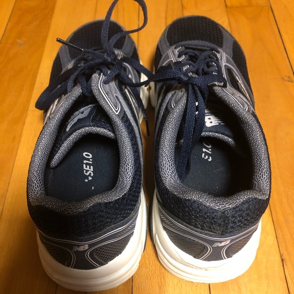 Size 7.5 New Balance running shoes - Picture 2 of 3